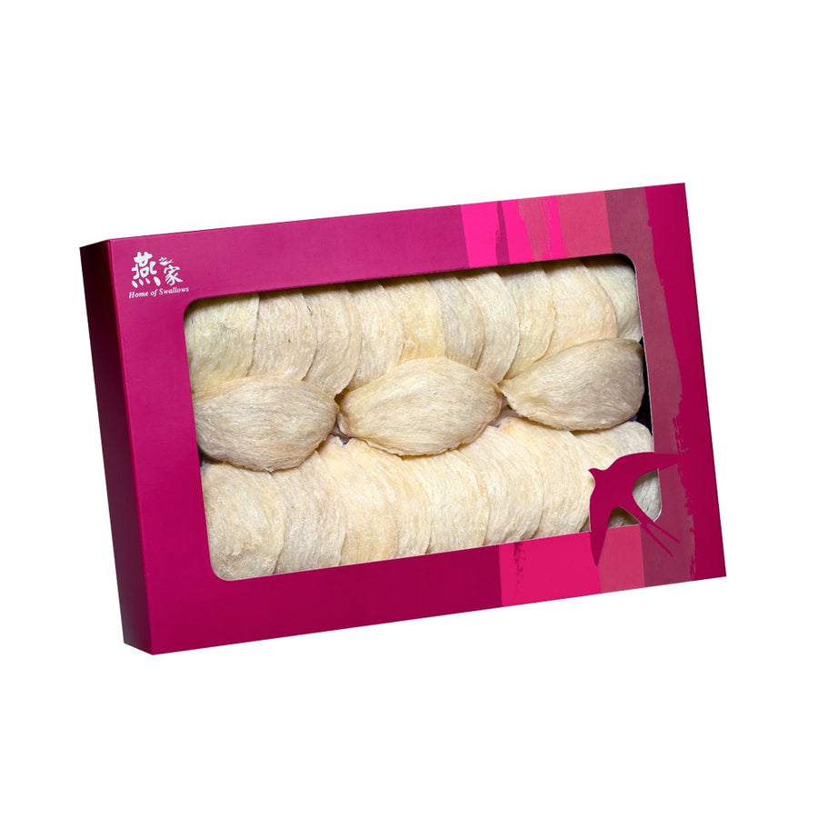 燕之家精選官燕盞 含有豐富蛋白質、多種氨基酸,長期食用除可滋潤養顏外,更能加強肺部健康,促進人體組織強健,從而達到防衰老功效,常服可永保青春美麗!採用百分百印尼純正官燕,並完整保留燕窩精華與清香口味。全部均於香港製造,不含化學添加劑、人工調味料或防腐劑,確保優質可靠,信譽良好。 建議食用前先以開水浸發2-4小時,挑除雜質,再以開水過濾,然後瀝乾備用;將已浸發好、瀝乾之燕窩放入燉盅,再加入鮮奶及冰糖隔水慢火燉30分鐘即可。保存方法為放置於陰涼乾燥處,避免陽光直接照射。 燕之家燕窩來自何處? 我們的燕窩原料皆來自東南亞,主要以馬來西亞與印尼為主。 因為燕窩的貨源有限,會因應需求來進口,每一批貨皆經過正式報關檢驗進口,安全無虞。